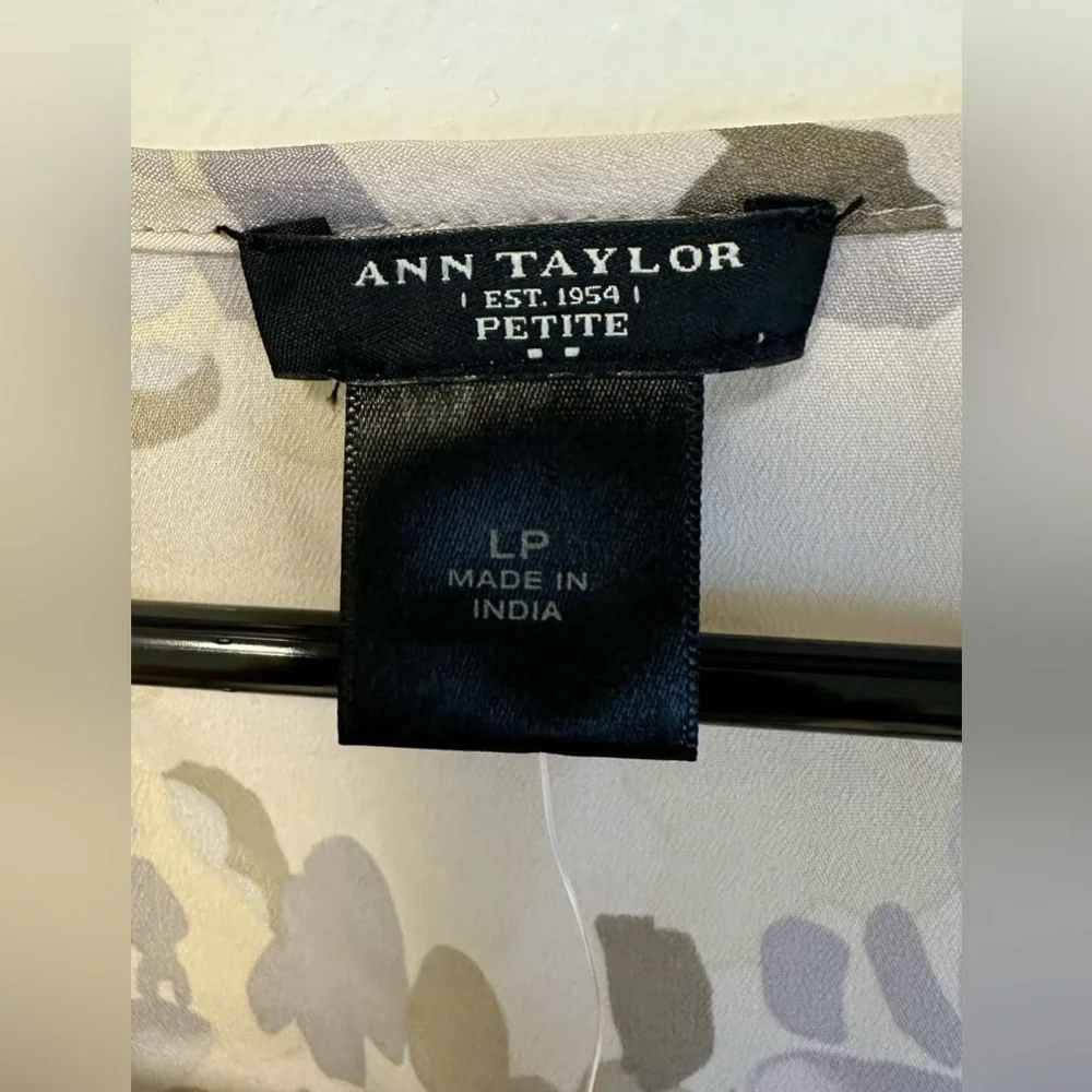 New Ann Taylor Blouse - Picture 5 of 11